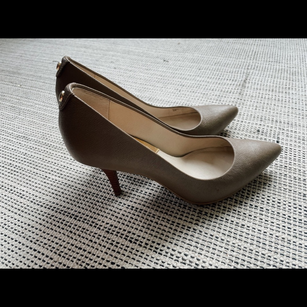 MK Michael Kors neutral tan leather heels 6.5